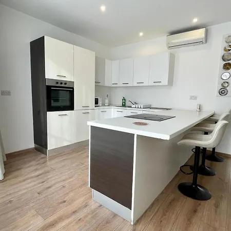 Swieqi Family 3br Spacious And Bright I Cot & Highchair דירה