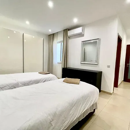 Swieqi Family 3br Spacious And Bright I Cot & Highchair דירה