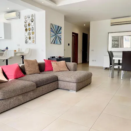 Swieqi Family 3br Spacious And Bright I Cot & Highchair דירה Is-Swieqi