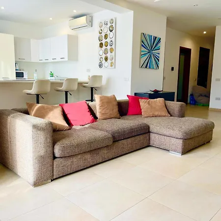 Swieqi Family 3br Spacious And Bright I Cot & Highchair דירה
